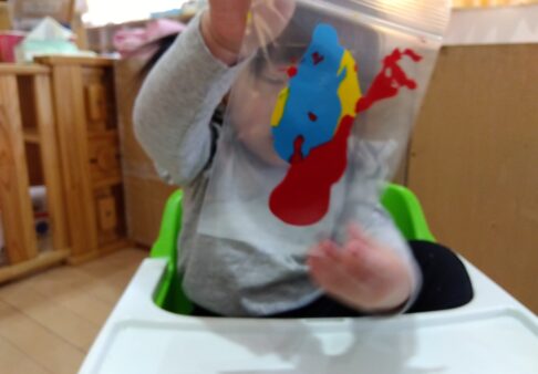 1歳児りす組　「初めての製作」