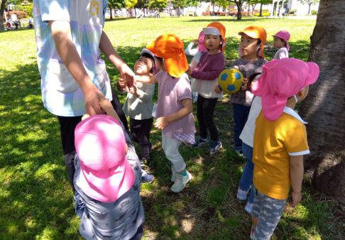 4歳児きりん組　「うさぎ組さんとお散歩」