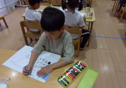 ５歳児　くじら組　「連休の思い出を描いたよ」