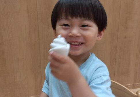２歳児　粘土遊びの様子