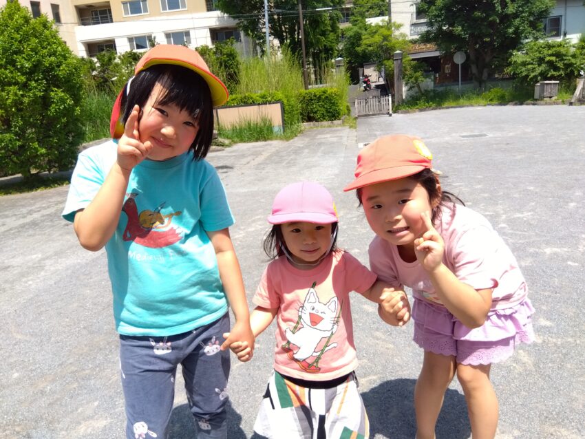 小さい子が可愛いと感じる愛着心は思いやりや優しい心を育みます。<br />
そしてそんなお兄さんお姉さんが好きになって憧れる気持ちを年下児はもっていきます。<br />
市ヶ谷保育園では自然に育ち合う環境を大切にしています。