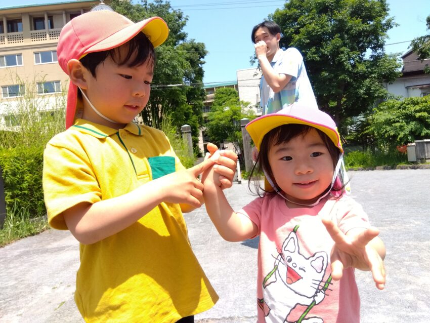 今日は暑かったので、頑張って避難訓練をした後はシャボン玉や水遊びを異年齢保育を兼ねて行いました。<br />
５歳児の子どもたちが１，２歳児の子どもたちに優しく声を掛けながら遊んであげている姿が微笑ましかったです。<br />
お水をかける加減も、同年齢の子と異年齢の子には配慮をしながらかけている姿もありました。<br />
