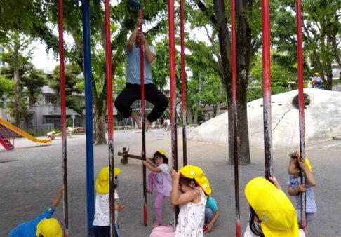 ４歳児　★登り棒にチャレンジ！★