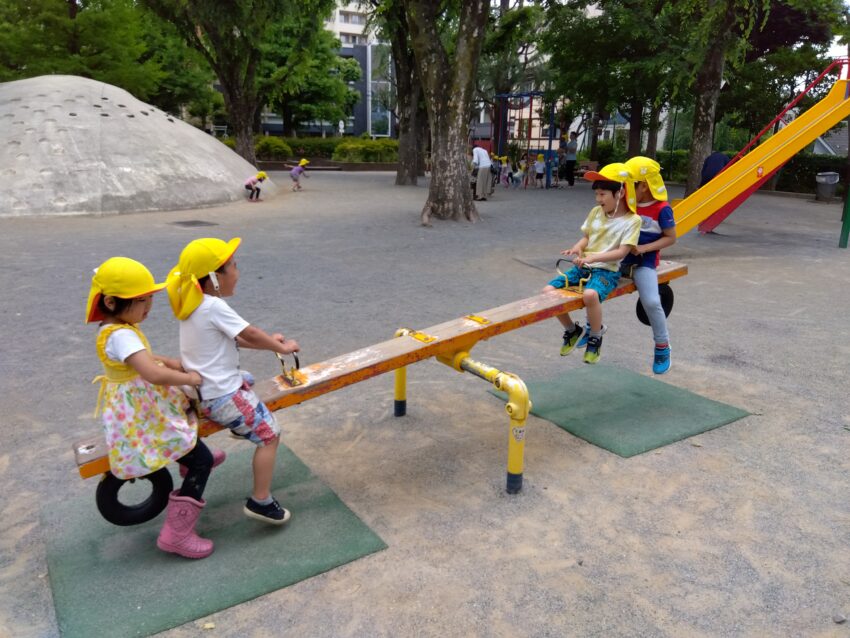 今日は子どもたちが大好きな白銀公園へお散歩に行ってきました。
白銀公園はとても広くてシーソーや滑り台、大きな山や雲梯、登り棒など固定遊具がたくさんある公園です。