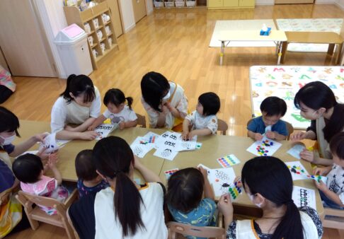 １歳児　学生さんとの交流