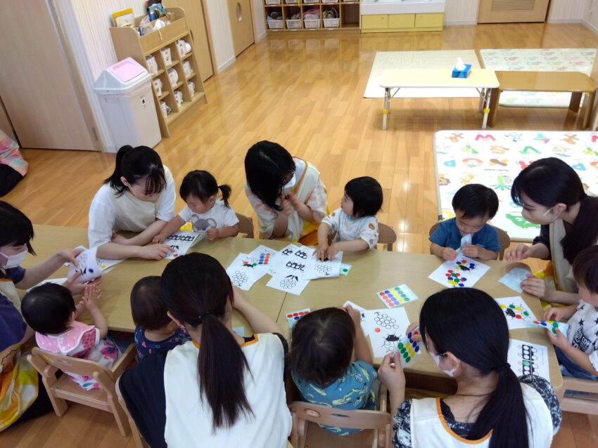 名古屋こども専門学校の学生さんとシール貼り✨