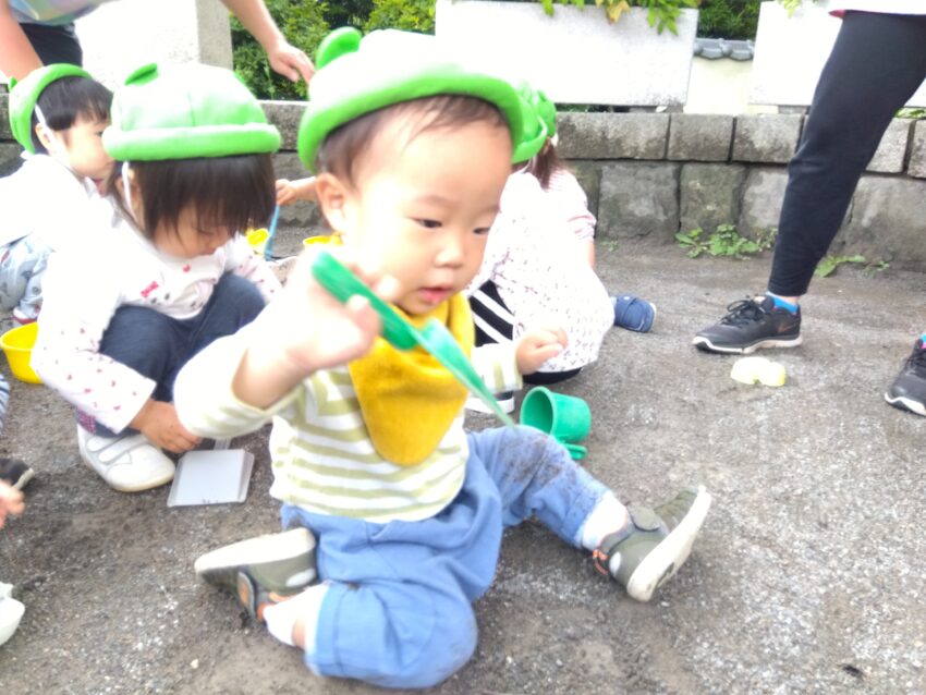 お砂遊びでもシャベルを使って上手に砂をすくって一生懸命容器に入れようとします。また、入れた砂をこぼすことも楽しんでいます。
遊びの中から握る、すくう、入れる事を習得できると、食事の時にも食具を使って少しずつ食べられるようになります。
自然物を見つけて握ったり、シャボン玉を追いかけたりして運動機能も高めていきます。
遊ぶ姿にも変化が見られて子どもたちの成長を感じている今日この頃です♪