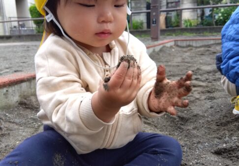 砂場遊びをしました～１歳児～