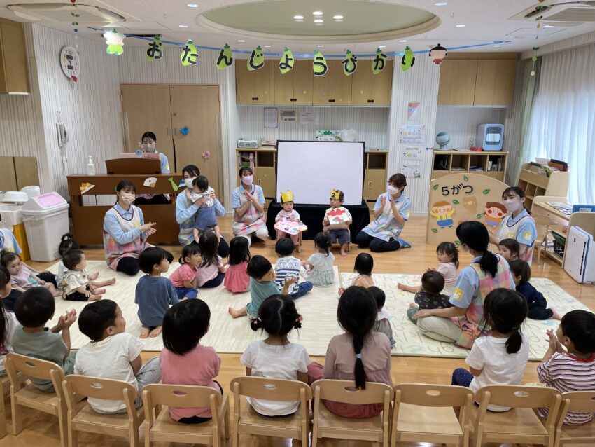 誕生児を盛大にお祝いします🎊<br />
歌を歌ったり出し物みたりします😄