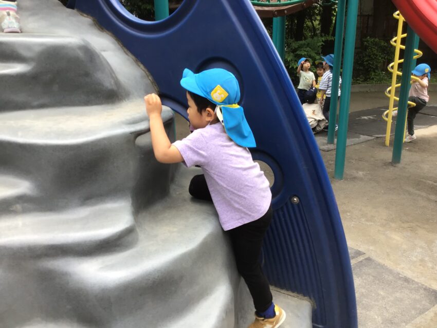 お弁当と水筒、レジャーシートを持って外濠総合グラウンド公園まで出掛けました。
朝からワクワクしていた子どもたちは支度や玩具の片付けも張り切ってしていて、何をしても嬉しそうな様子でした。
2歳の頃は距離があってなかなか行けなかった公園も、今では疲れることも無く、しっかりと歩いて行く事が出来るようになりました。