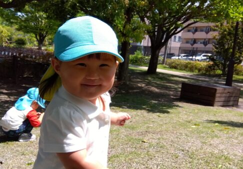 １歳児　お散歩先で🌞