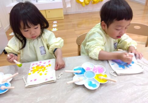 ２歳児　タンポを使用した製作活動🌹
