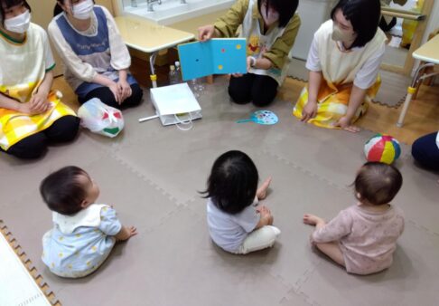 ０歳児　学生さんとの交流