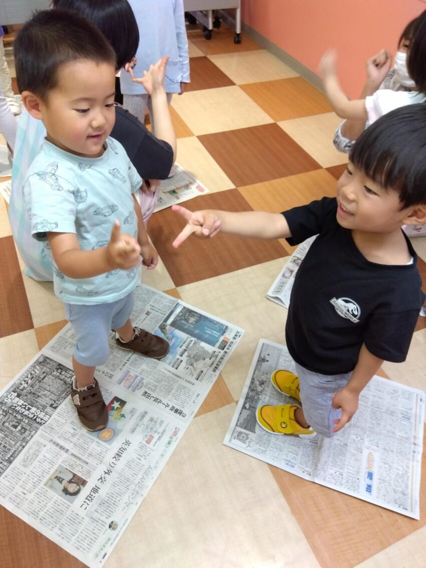 お友だちと新聞じゃんけん✋