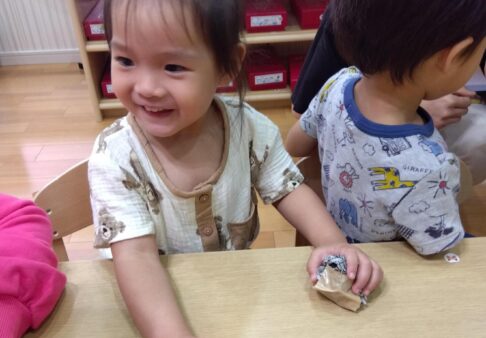 ２歳児　学生さんとの交流