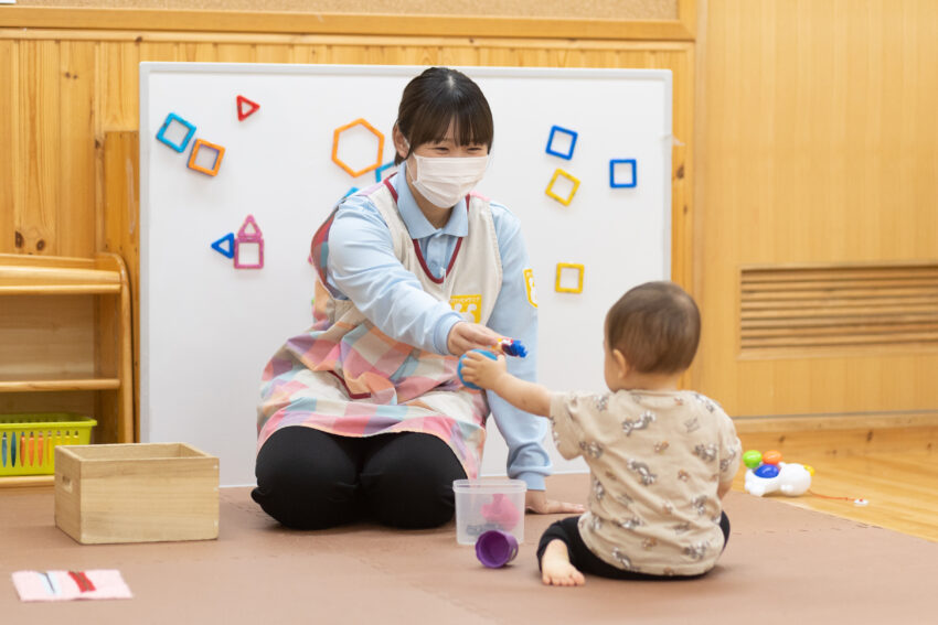 ～保育園の先生と一緒に触れ合い遊びをしてみませんか～<br /> 日時：6月20日（月）10時～11時<br /> 場所：ぽけっとランド市ヶ谷保育園　保育室<br /> 内容：1，2歳児向けの触れ合い遊び、園内見学、子育て相談<br /> 対象：未就学の１，２歳児<br /> ＊先着5名様までとなります。<br /> 予約制となりますので、ご連絡をお待ちしております。<br /> 電話：０３－５２２７－７５２０<br /> お問い合わせフォームからも予約できます。