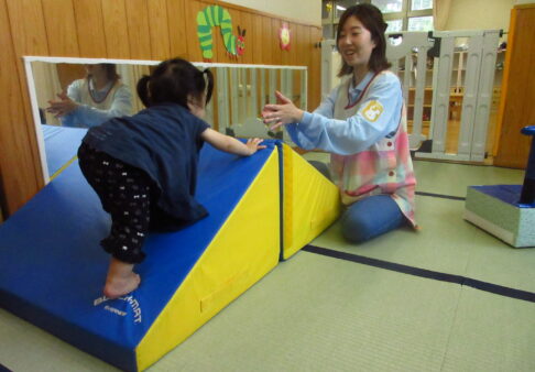 ０歳児　運動あそび