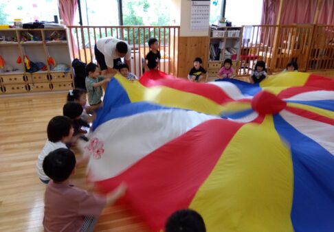 4歳児　★パラバルーンに挑戦！★