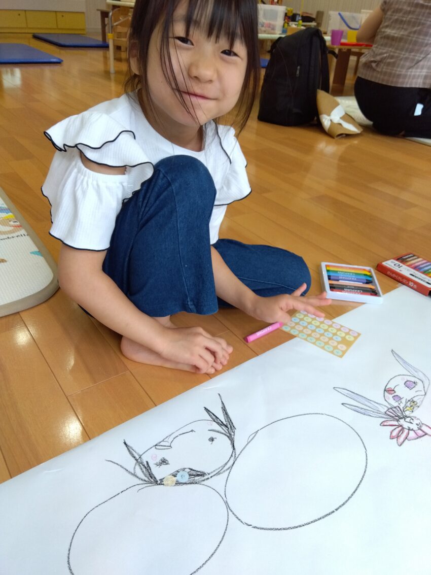 玩具で遊んだり、お絵描きをしたりしました✨
何を描いているのかを聞くと👂