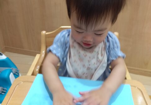 0歳児　制作の様子