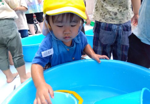 水遊びが始まりました！～１歳児～