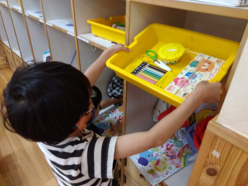 ５歳児さんが就学も見据えて、自分だけのお道具箱を持つ事になりました。<br />
自分の物は自分で大事にすること、所定の場所に収めて、いつもそこにきちんとしまえるようにすることも理解できるようになってきました。<br />
