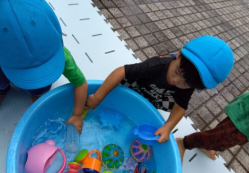 水遊びが始まりました～２歳児～