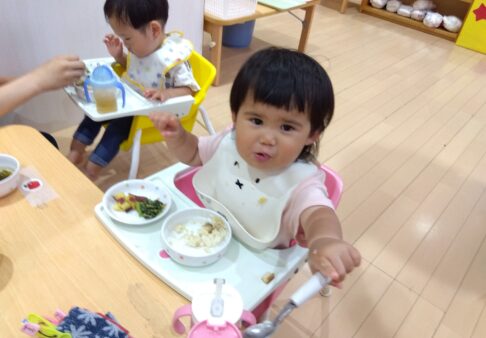 1歳児　りす組　「自分で食べよう！」