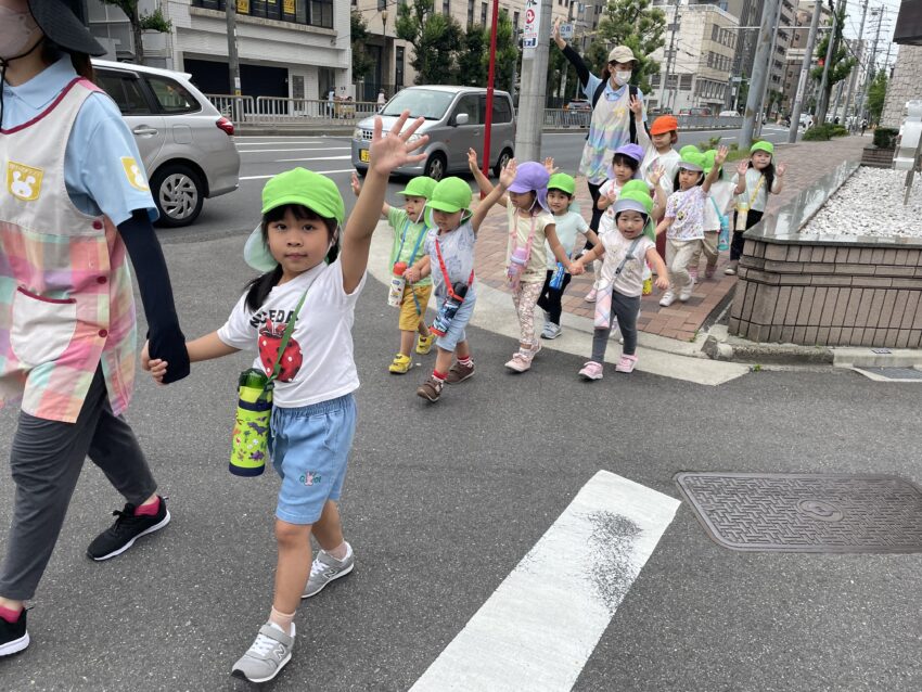 手をあげてかっこいい✋