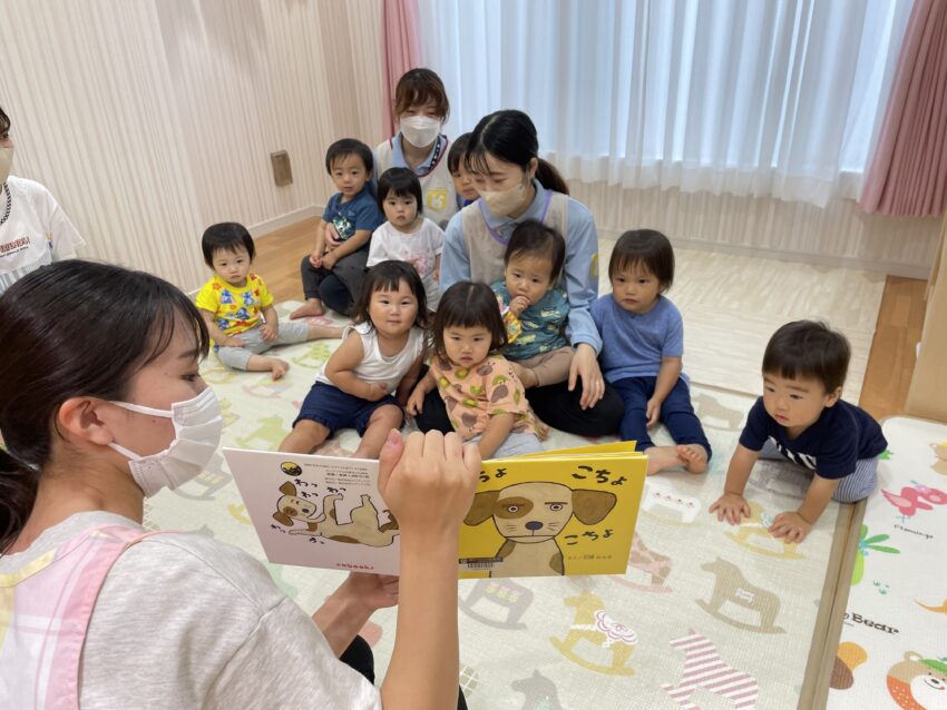 名古屋こども専門学校の学生さんが遊びにきてくれました✨<br />
各クラスで年齢、発達に沿った遊びが行われました😄<br />
<br />
動物さんにタッチあそび<br />
大注目👀<br />
<br />
１歳児クラス💡