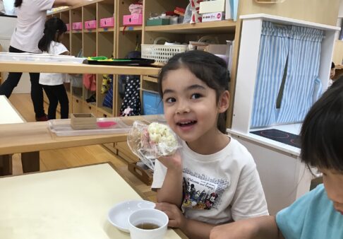 4歳児クラス　午後おやつのおにぎりづくり