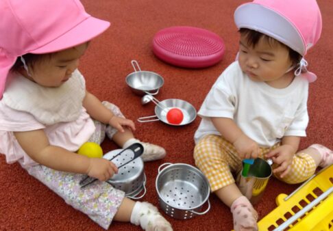 ０歳児～園庭遊び～