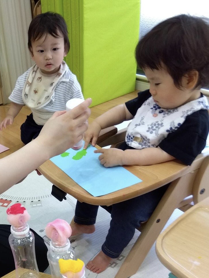 七夕に向けて製作、スタンピングという絵画技法🎋

中には、指で絵の具をぺたぺたする子も🎵おもしろいね✨
お友だちも注目してます👀