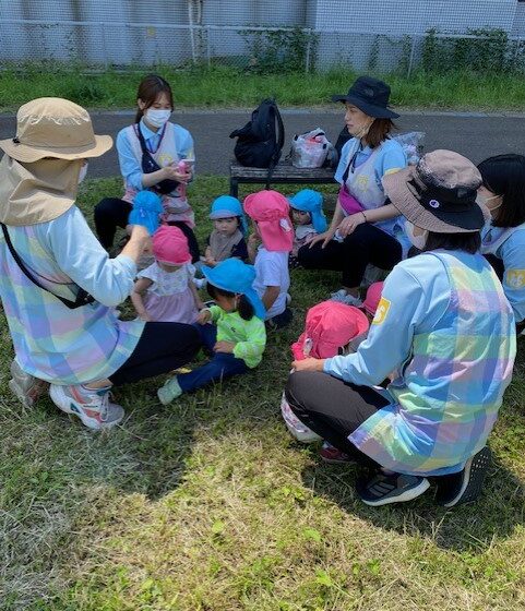 地震発生！安全な場所に集まります。