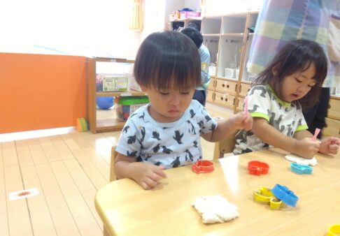 ２歳　ぱんだ組　「小麦粉粘土遊び」
