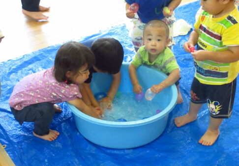 １歳児　水風船