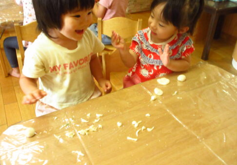 2歳児　小麦粉粘土