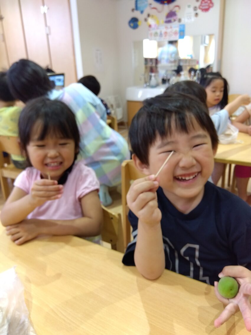 竹串でうめのへたを取ったけど
なんだかおもしろいネ！！