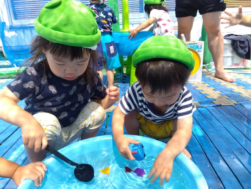 保育園に入って初めての水遊び💦
「うわー！！」
と言いながら嬉々とした表情で水に触れる子どもたち。
可愛らしい表情をたくさん見る事が出来ました。