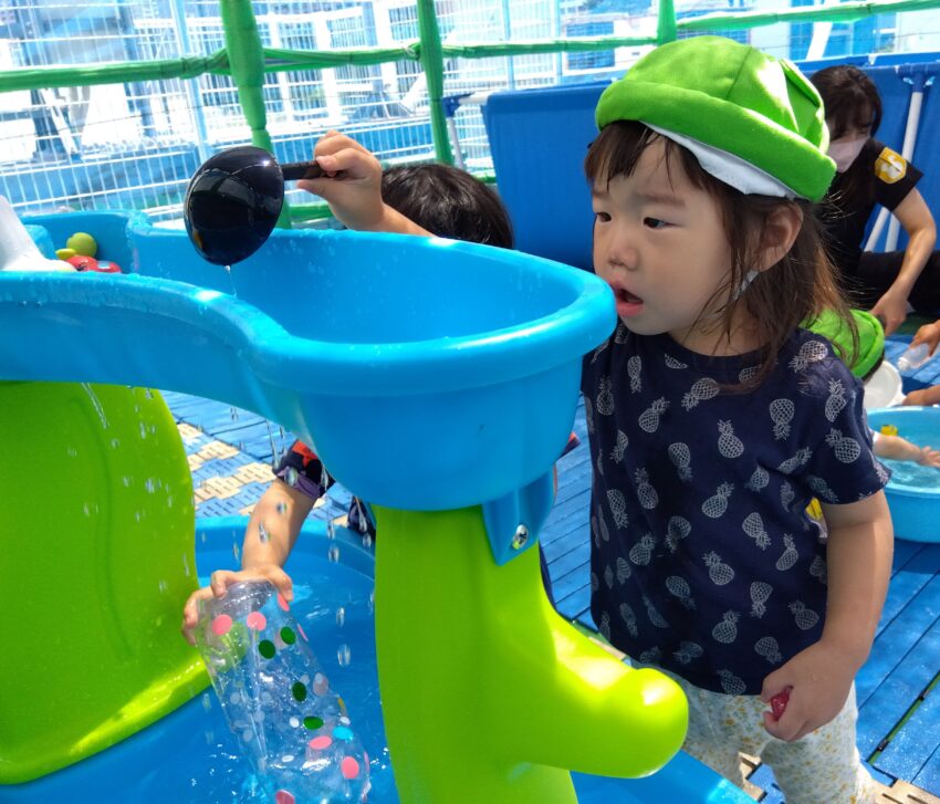 「じゃーっ！」
お水を入れるけど・・あれ？無くなっちゃう。