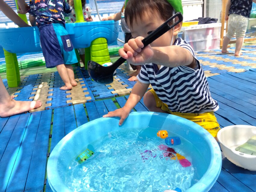 おたまで掬えたよ！
水遊びを通して様々な道具にも触れて握り方も覚えていきます。
