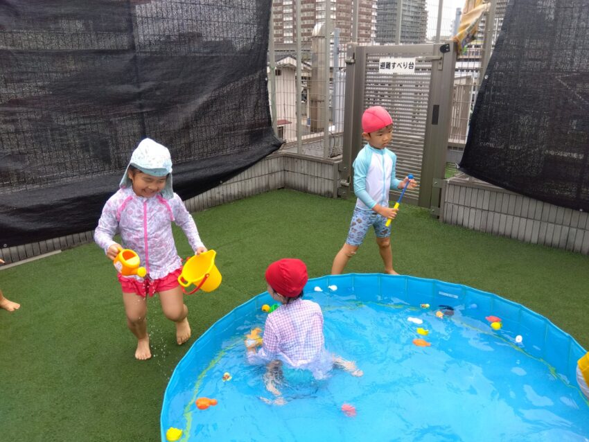 水の中にはお魚のおもちゃが入っています🐟