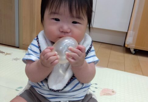 ０歳児　感触遊びの様子