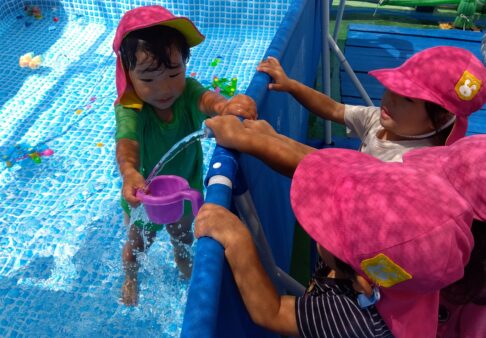 ２歳児　★大きなプールで水遊び★
