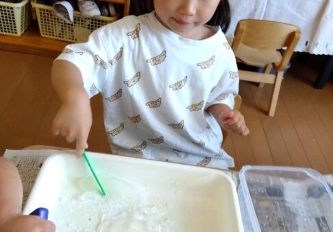 感触遊び“寒天遊び”～２歳児～