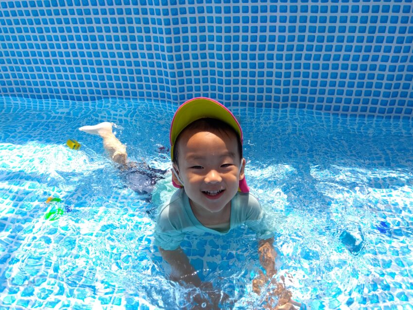 ２歳児さんが大きなプールで水遊びをしました。<br />
１歳児さんの時は排泄の自立もしていなかったので、入ることは難しかったのですが<br />
トイレトレーニングも進んできたので、大きなプールでも遊べるようになりました💦😊💦