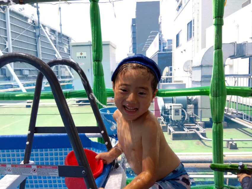 自分が狙った方向へ水鉄砲の水を飛ばすことも出来るようになりました。
そこで天井の遮光ネットにたくさんの水をかけて落ちてくる水の光を綺麗!
と感じたり、「雨みたいだね。」と雨の現象にも興味を持った様子でした。
市ヶ谷保育園では水遊びの経験からも非認知能力が育まれるように保育をしています。
子どもたちの笑顔も水の輝きと一緒に輝いていました✨✨✨✨✨✨✨✨✨✨✨✨✨✨✨✨✨✨✨✨