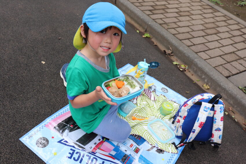 お昼は朝から楽しみにしていた手作りのお弁当。<br />
戸外でお友だちと一緒に食べるとまた一味美味しさが違います。🥕🍱💓<br />
市ヶ谷保育園では様々な運動遊びや経験が出来るように、戸外での活動も大切にしています🏃🏃‍♂️🏃‍♀️