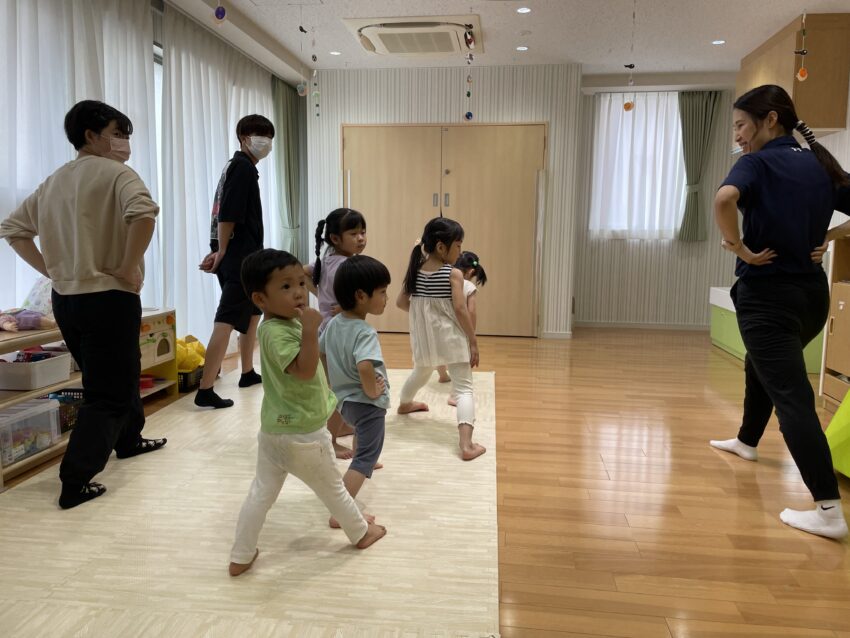 室内で体を動かして遊んだよ🎵