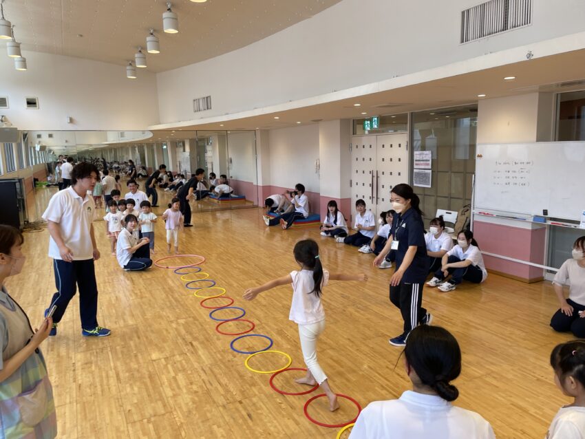 カラフルな輪っかの中をバランスとりながら渡って友達とゲーム✨
楽しくなっちゃうね🎵
